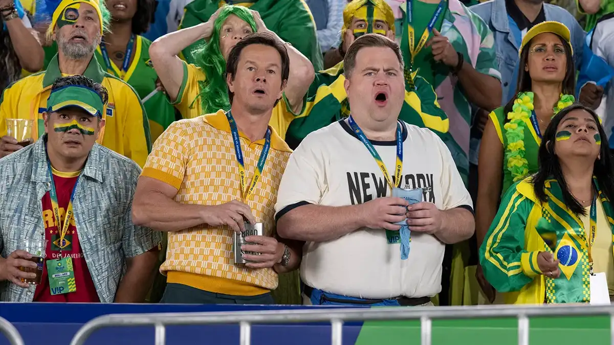 Mark Wahlberg e Paul Walter Hauser perdidos no Brasil em Bola pra Cima (2026)